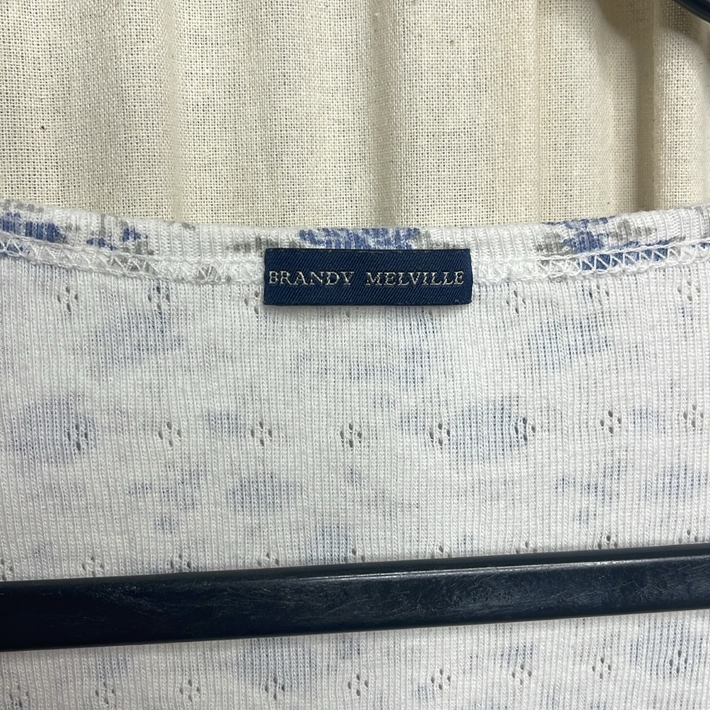 BRANDY MELVILLE WHITE & BLUE FLORAL CROP TOP ONE SIZE OR SIZE SMALL - Picture 7 of 9